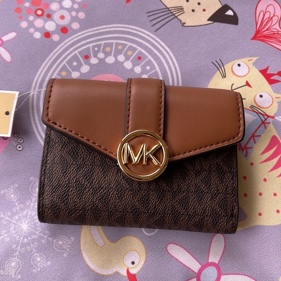 MICHAEL KORS CARMEN MEDIUM LOGO AND FAUX LEATHER WALLET BROWN - Picture 12 of 16